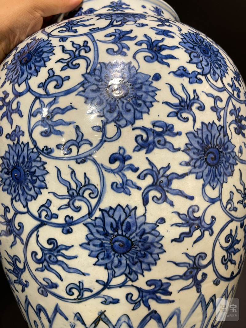 明万历 青花缠枝莲纹大罐 - 图7